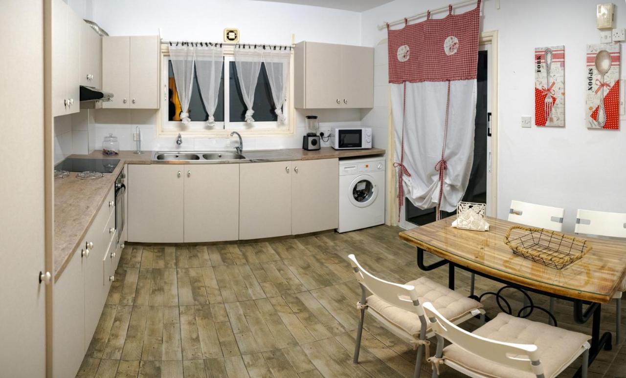 Angela'S Luxury Apartments Larnaca Dış mekan fotoğraf